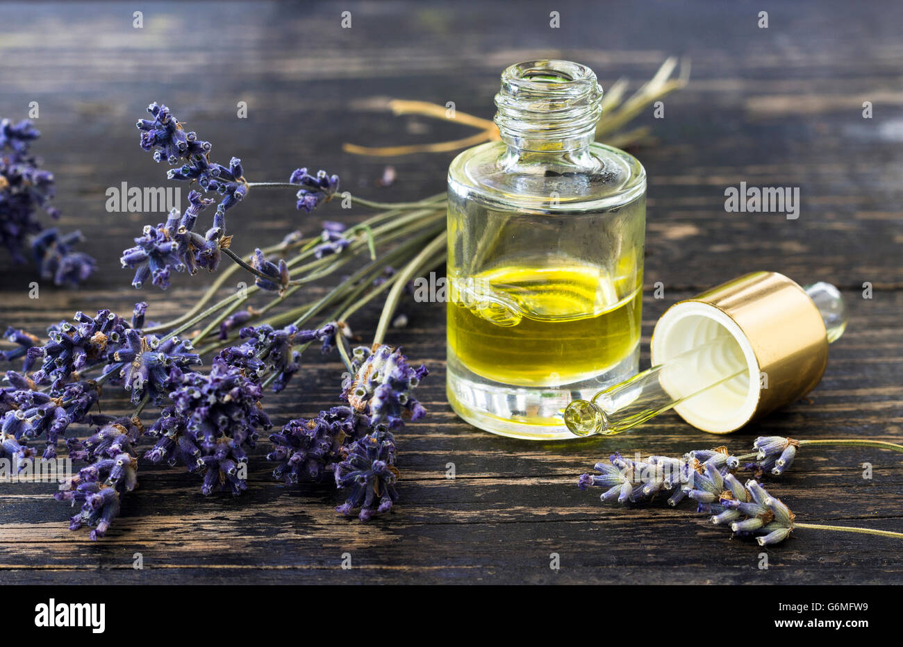 Aromaöl und Lavendel Stockfoto
