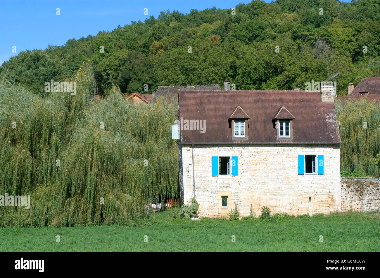 Altes Einfamilienhaus in das touristische Dorf von Saint-Amand-de-Coly in der französischen Dordogne Stockfoto