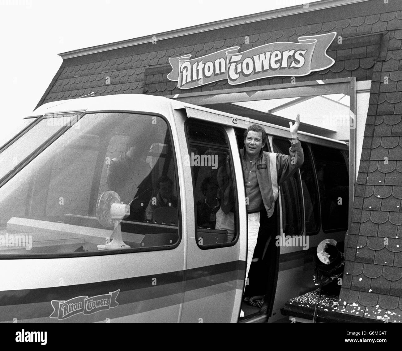 Captain James T. Kirk, auch bekannt als amerikanischer Schauspieler William Shatner, wird zum Alton Towers Leisure Park in Staffordshire hinuntergestrahlt, wo er das fortschrittlichste Monorail-System der Welt eröffnete. Stockfoto