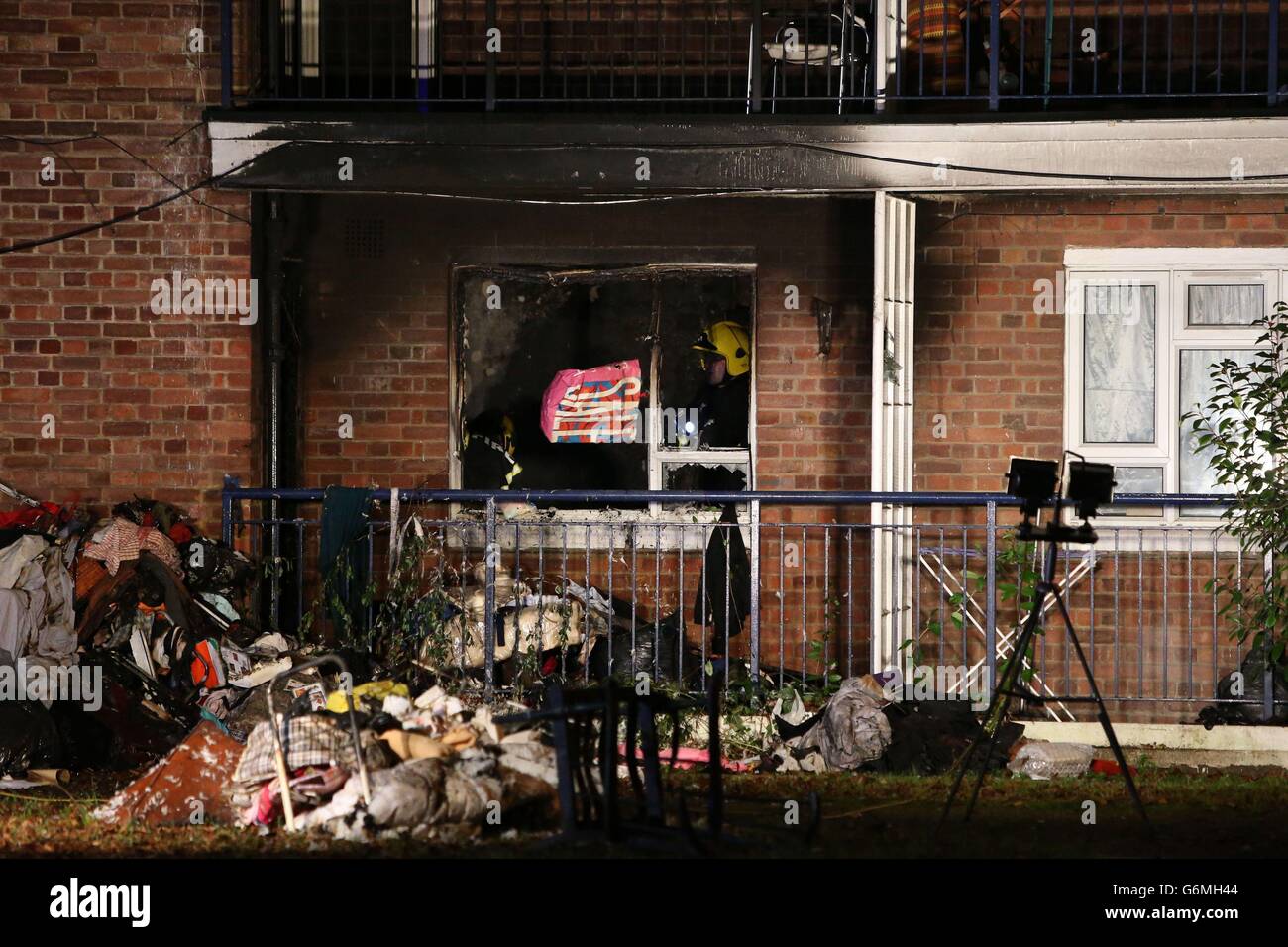 Feuerwehrleute räumen nach einer Explosion Reste der Wohnung in Chiswick, West-London, aus. Stockfoto