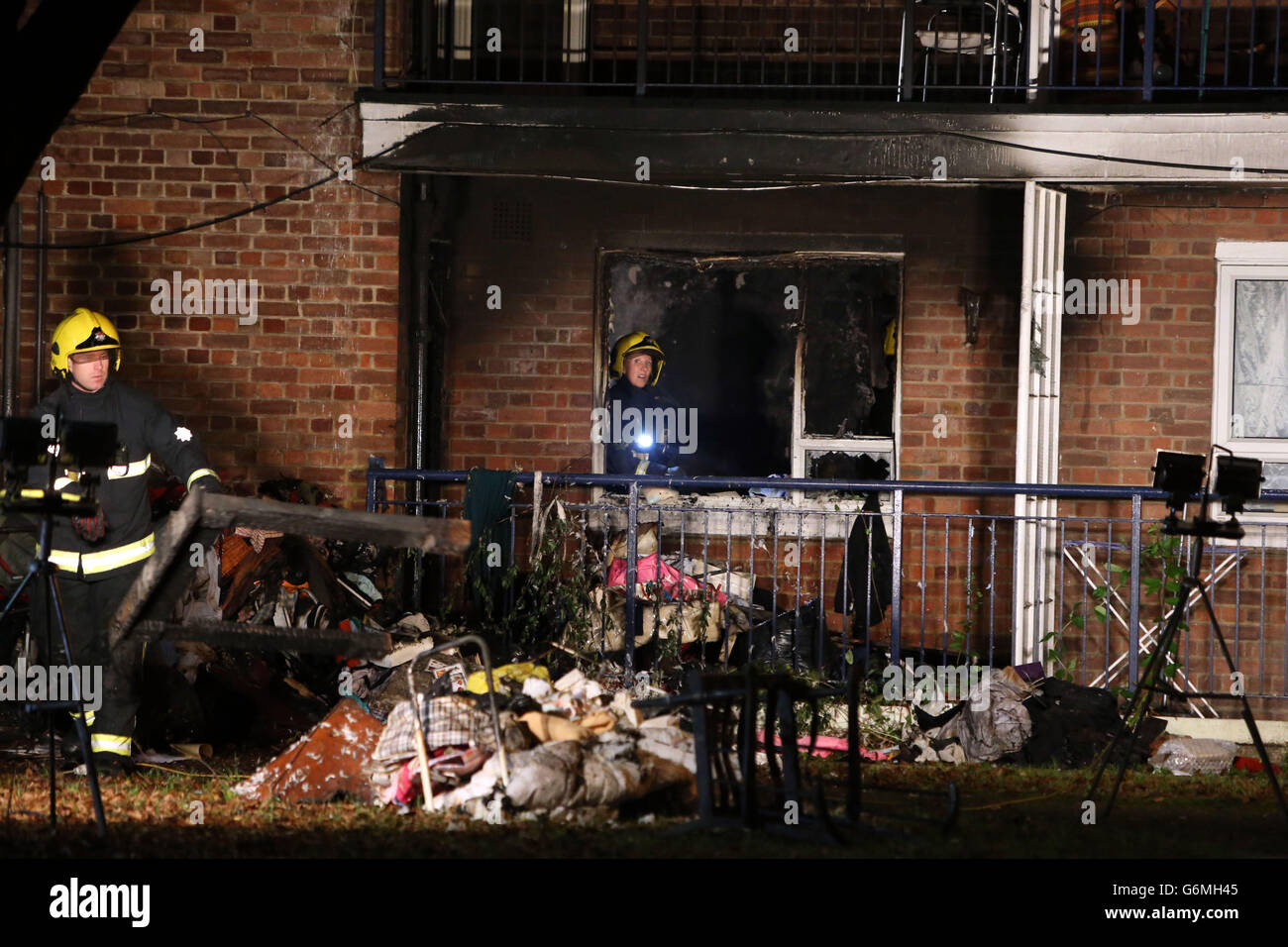 Feuerwehrleute räumen nach einer Explosion Reste der Wohnung in Chiswick, West-London, aus. Stockfoto