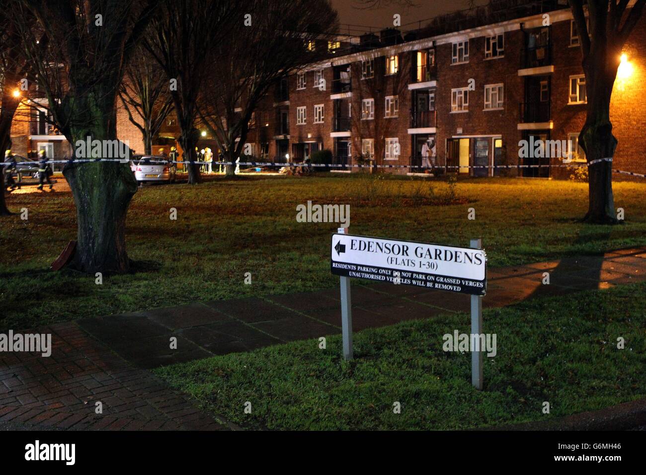 Edensor Gardens in Chiswick, West-London, wo die Feuerwehrleute nach einer Explosion Reste der Wohnung räumten. Stockfoto