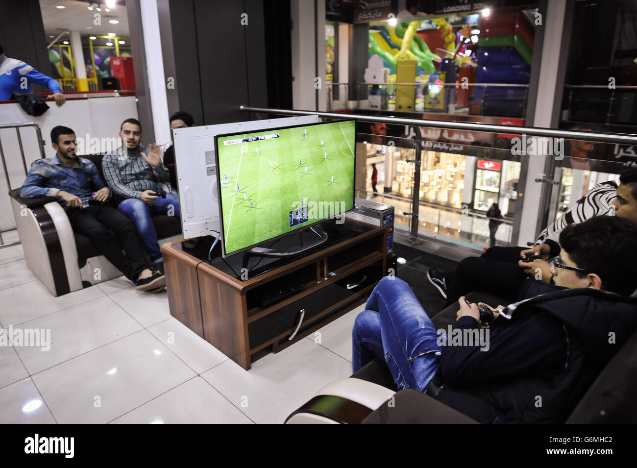 In der Unterhaltungszone in der Mansour Mall in Bagdad, Irak, spielen Menschen Spielkonsolen. Stockfoto
