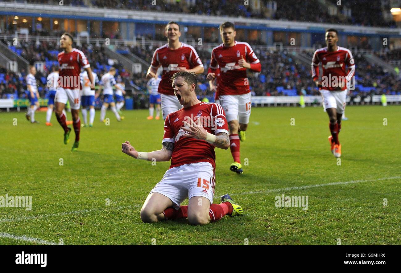 Greg Halford von Nottingham Forest feiert das erste Tor seines Spielers während des Sky Bet Championship-Spiels im Madejski Stadium, Reading. Stockfoto