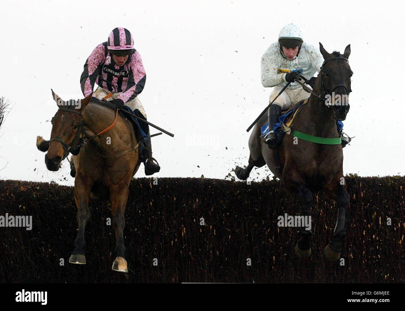 One Nation mit Jockey Jim Culloty (rechts) springt den letzten Zaun entlang der Seite Ruby Gale Riden von Ruby Walsh. Culloty gewinnt das Elite Racing Club Novices Steeplechase-Rennen in Wincanton. Stockfoto