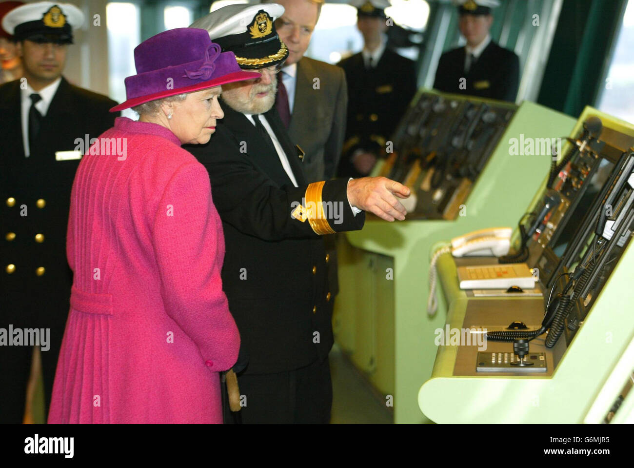 Queen Elizabeth II mit Commador Ronald Warwick auf der Brücke des Queen Mary 2-Kreuzfahrtschiffes in Southampton Docks, bevor das 550 Millionen Schiff vor mehr als 2,000 Gästen benannt wurde. Es war das erste Mal, dass die Queen seit dem Start der QE2 im Jahr 1967 ein Cunard-Schiff benannt hatte, dessen Dienst von Southampton nach New York im April vom 2,620-Passagiere-QM2 übernommen wird. Stockfoto