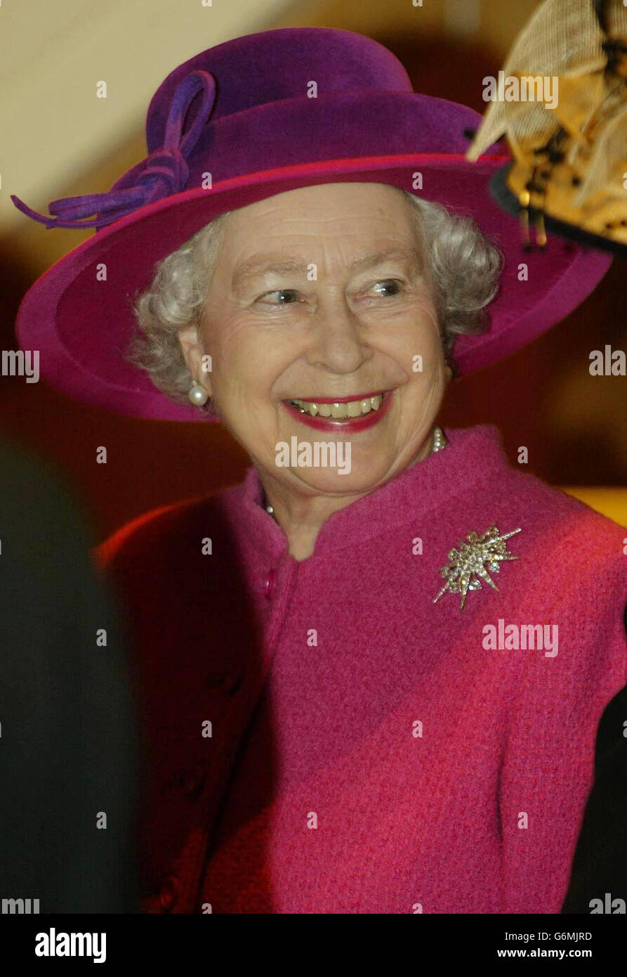 Queen Elizabeth II. Auf der Brücke des Queen Mary 2-Kreuzfahrtschiffes in Southampton Docks, bevor das 550 Millionen Schiff vor mehr als 2,000 Gästen benannt wurde. Es war das erste Mal, dass die Queen seit dem Start der QE2 im Jahr 1967 ein Cunard-Schiff benannt hatte, dessen Dienst von Southampton nach New York im April vom 2,620-Passagiere-QM2 übernommen wird. Stockfoto