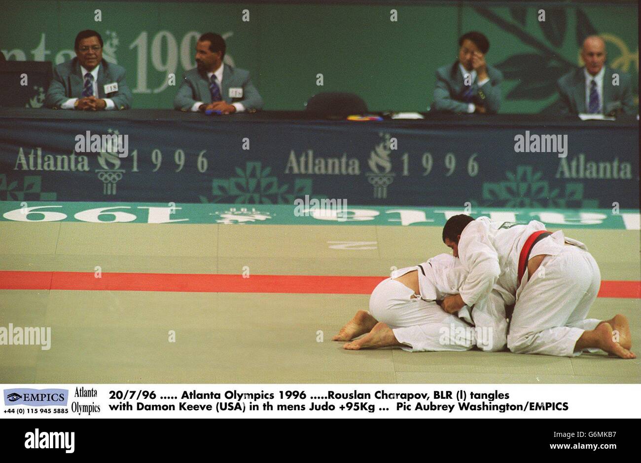 20/7/96, Atlanta Olympics 1996, Rouslan Charapov, BLR (l) verwickelt sich mit Damon Keeve (USA) in der Herren Judo +95 kg Stockfoto