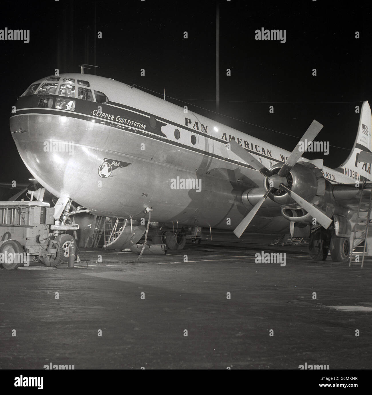 1950, historische Ansicht der "Clipper Verfassung" Boeing 377 Stratocruiser Flugzeug außerhalb eines Flughafens geparkt. Die Pan American World Airways war das erste Unternehmen, das die propellered-driven Airliner zu betreiben. Stockfoto