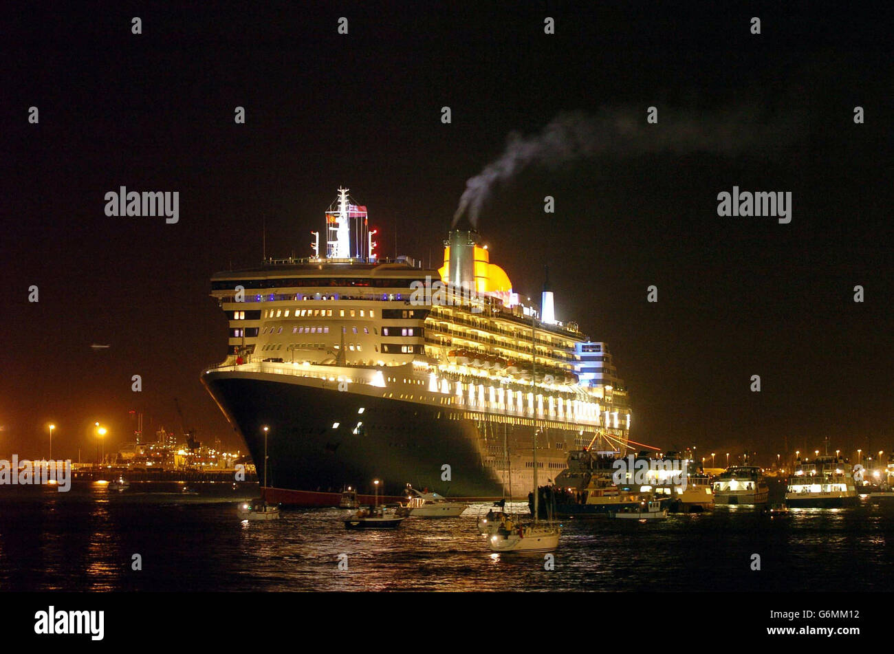 Der größte und teuerste Kreuzfahrtdampfer der Welt, die Queen Mary 2, als sie von Southampton aus die Segel setzte. Tausende von Menschen säumten die Uferpromenade, um von dem 150-000 Tonnen schweren Cunard-Schiff abzuwinken, als es seine erste Reise für zahlende Passagiere nach Lauderdale, Florida, antrat. Stockfoto