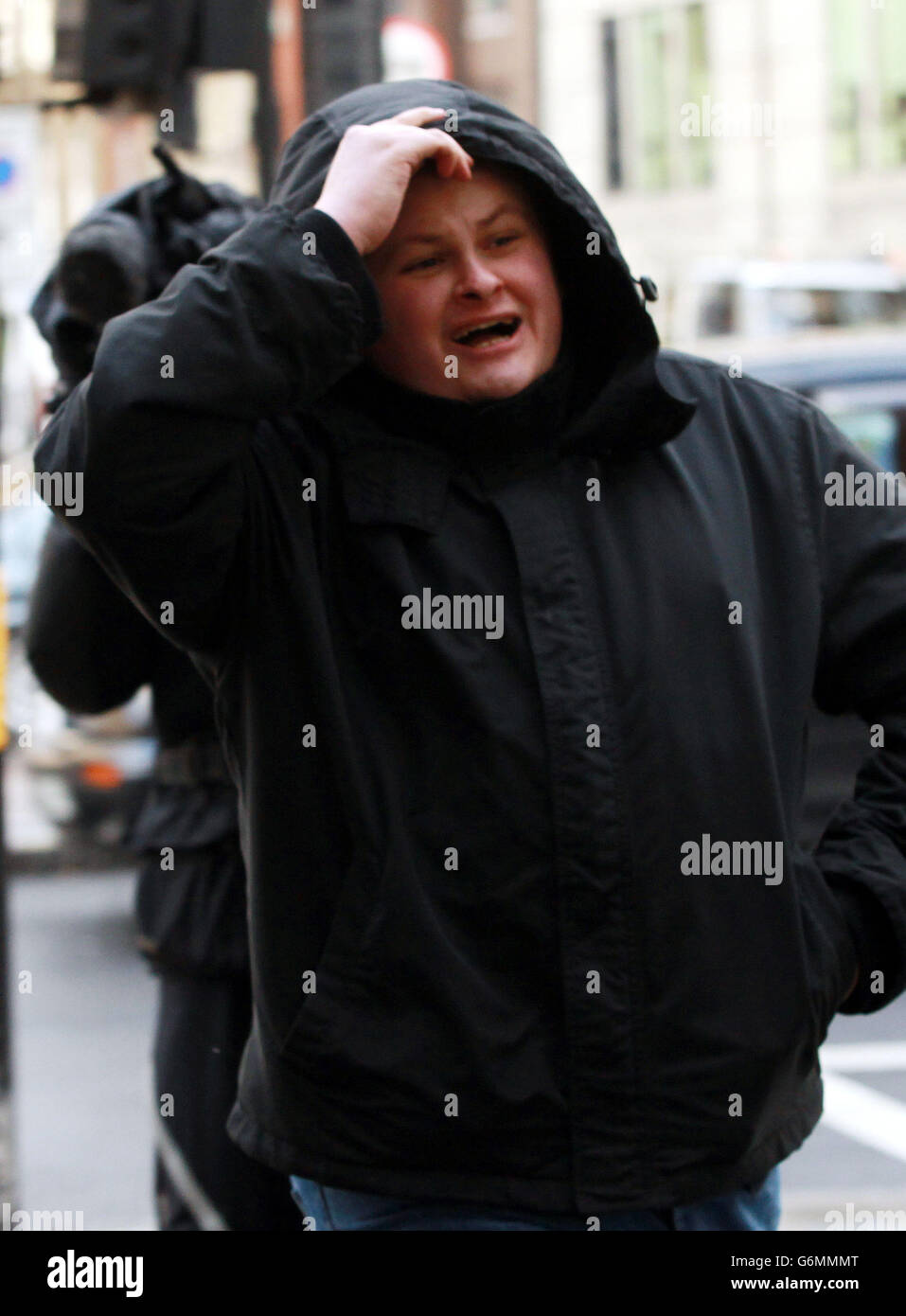 John Nimmo, 25, aus South Shields, kommt am Westminster Magistrates Court in London an, wo er und Isabella Sorley vor Gericht erscheinen sollen, weil sie ein Kommunikationsnetzwerk im Zusammenhang mit Tweets an die Aktivistin Caroline Criado-Perez missbräuchlich nutzen. Stockfoto