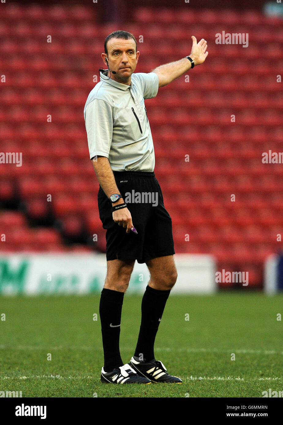 Fußball - FA Cup - Dritte Runde - Barnsley gegen Coventry City - Oakwell Stadium. Carl Boyeson, Schiedsrichter Stockfoto