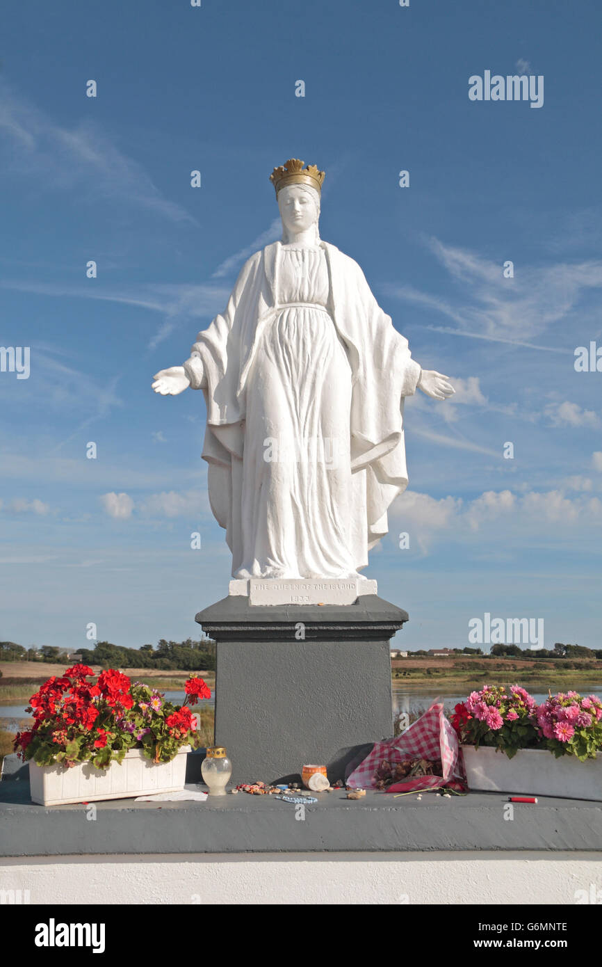 Statue der Maria mit Angeboten an seiner Basis auf der Muttergottes Insel, County Wexford, Irland (Eire). Stockfoto