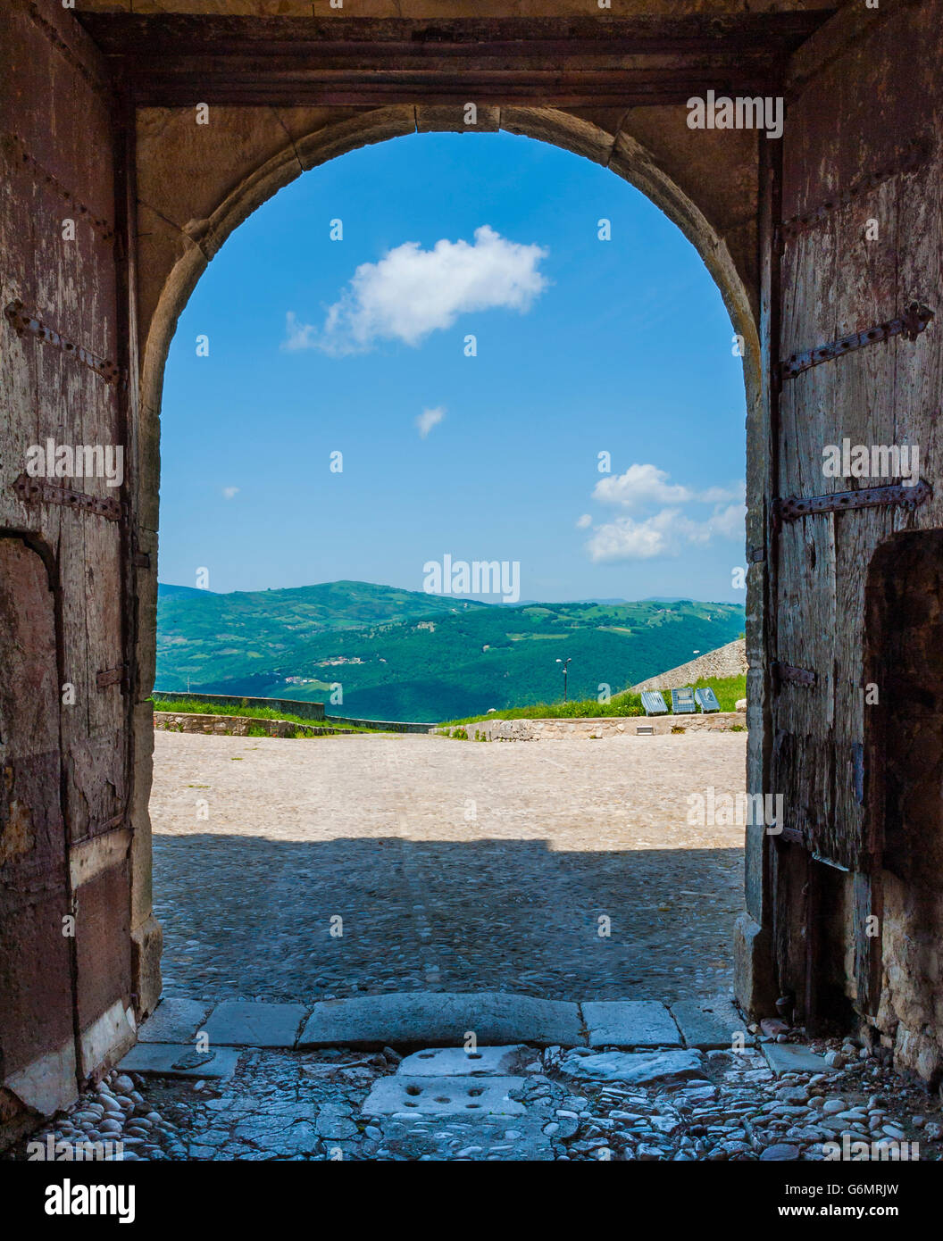 Suggestive Panorama des südlichen Apennin durch die Tür der Rinder Burgen. Apulien, Italien. Stockfoto