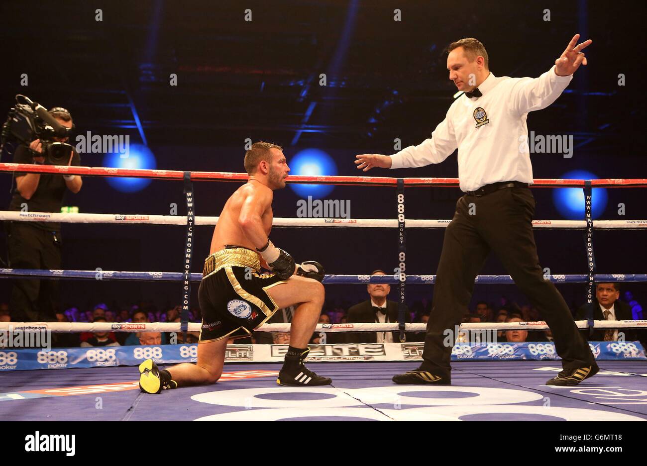 Boxen - Matchroom Christmas Show - Excel Arena. Lee Purdy steht auf, nachdem er von Leonard Bundu in ihrem EBU Welterweight Title Fight in der Excel Arena in London niedergeschlagen wurde. Stockfoto