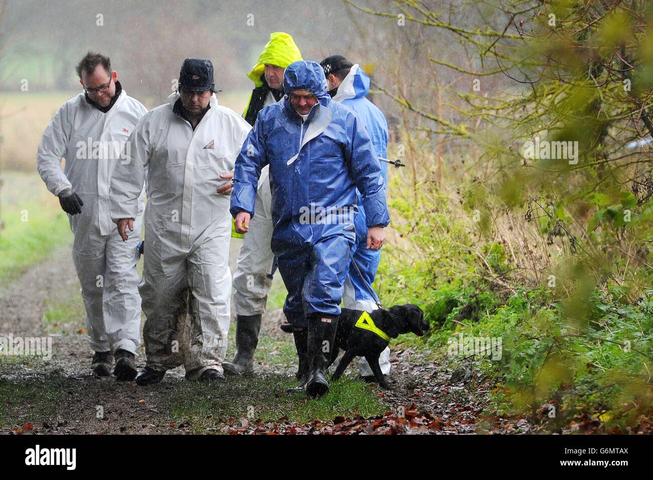 Polizeibeamte in Upton, Oxfordshire, während die Polizei von Thames Valley weiterhin nach dem vermissten Teenager Jayden Parkinson 17 aus Oxford sucht, von dem sie glauben, dass er ermordet wurde. Stockfoto