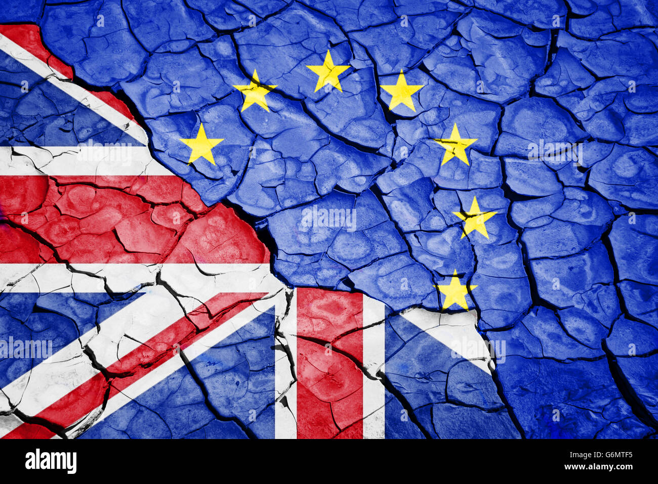 Austritt, Fahnen im Vereinigten Königreich und der Europäischen Union auf rissige Hintergrund Stockfoto