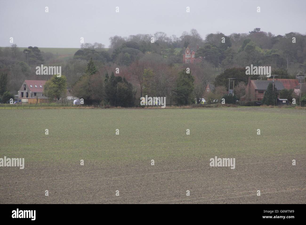 Polizei auf Feldern in der Nähe von Upton, Oxfordshire, wie Thames Valley Polizei weiterhin auf der Suche nach vermissten Teenager Jayden Parkinson 17, aus Oxford, die sie glauben, wurde ermordet. Stockfoto