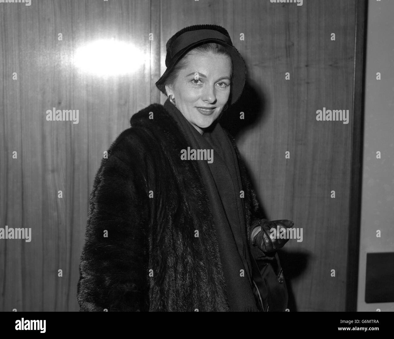 Die Schauspielerin Joan Fontaine kommt am Flughafen London an, nachdem sie auf einer dreiwöchigen Urlaubs- und Geschäftsreise von Kopenhagen aus gereist ist. Stockfoto