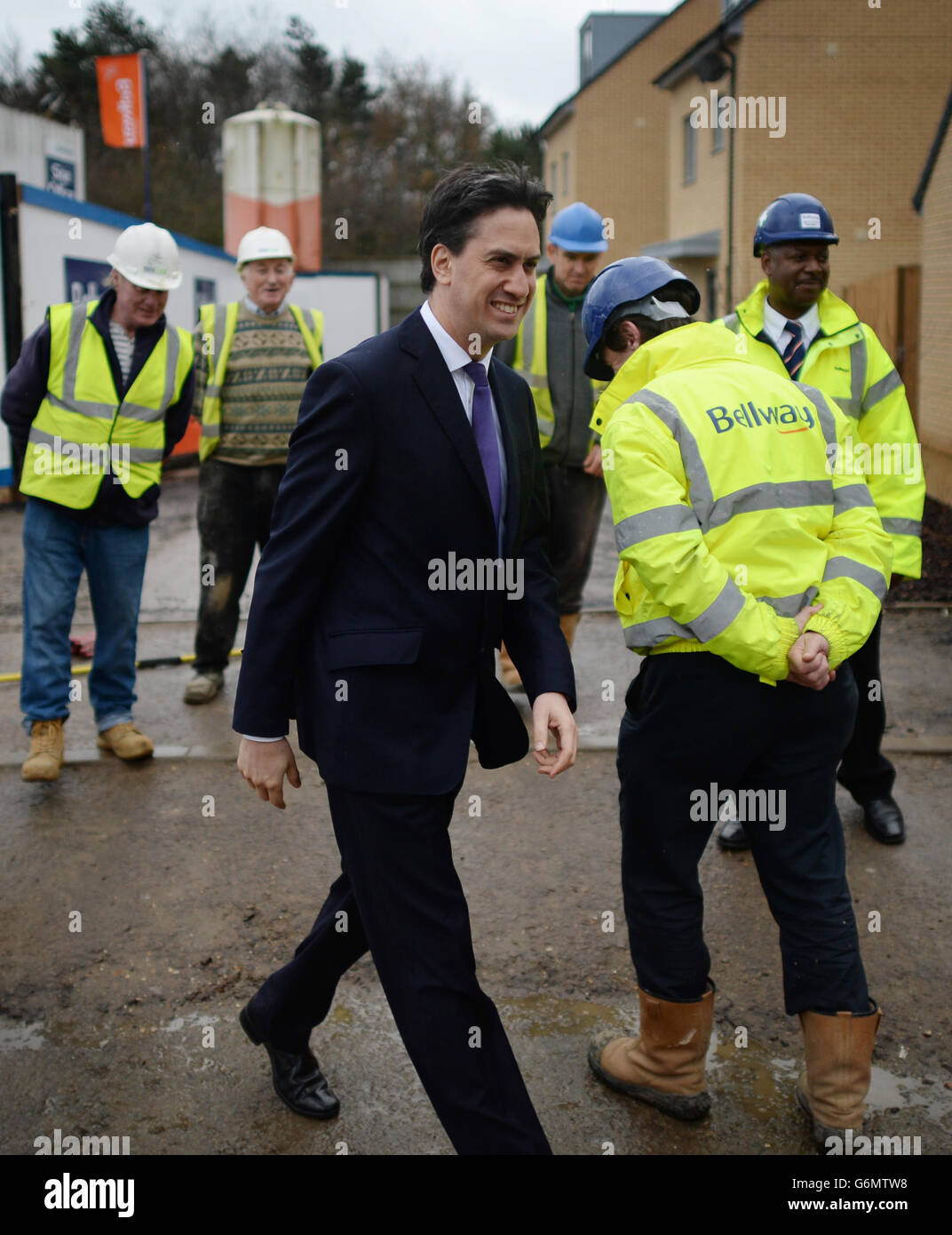 Arbeitsleiter Ed Miliband besucht die Wohnsiedlung Chrysalis Park in Stevenage, die aus sozialen und privaten Häusern besteht, in denen Herr Miliband ein Paar traf, das vor kurzem in eines der Häuser gezogen war und später Häuser sah, die noch in Entwicklung waren, und Bauarbeiter traf. Stockfoto