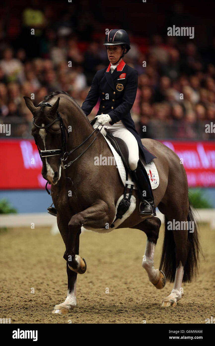 Die britische Charlotte Du Jardin reitet Valegro und tritt während der London International Horse Show in der Olympia Exhibition Hall, West Kensington, London, beim Reem Acra FEI World Cup Dressage Grand Prix an. Stockfoto