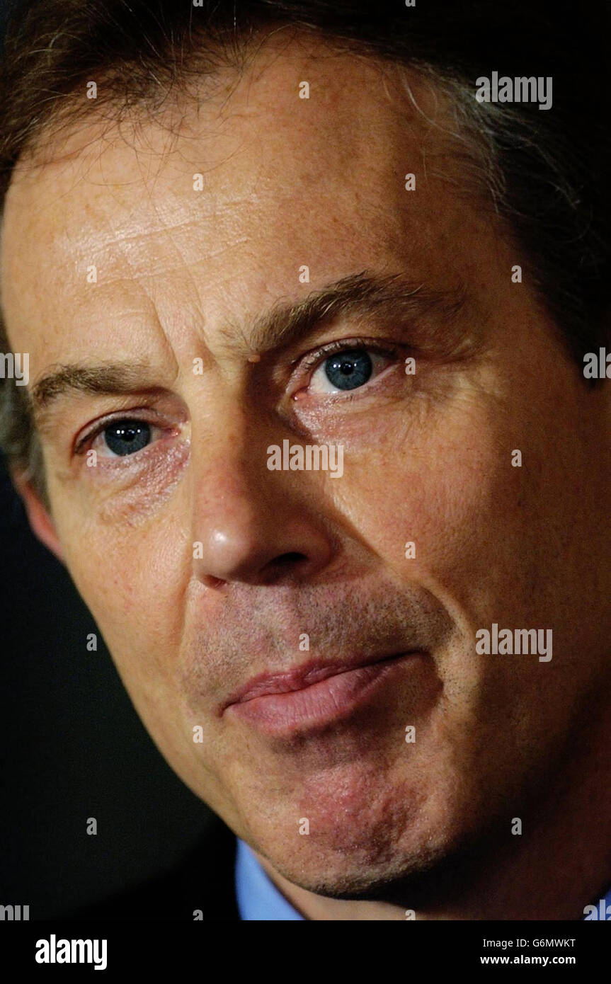 Premierminister Tony Blair während einer Pressekonferenz in Downing Street, nach der Einnahme von Saddam Hussien. Der Premierminister sagte, Saddam sei von der Macht verschwunden und werde nicht wiederkommen. * in der Downing Street sagte Blair, dass das irakische Volk jetzt über die Zukunft des Landes entscheiden werde. Stockfoto