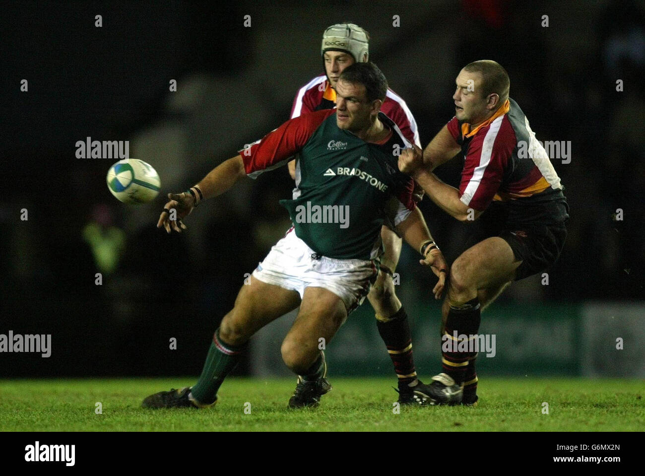 Der Leicester Martin Johnson entlastet seinen Pass, als er von Chris Anthony von Gwent Dragons während des Sieges von Leicester 34-3 im heutigen Heineken Cup Pool One in der Welford Road, Leicester, in Angriff genommen wird Stockfoto