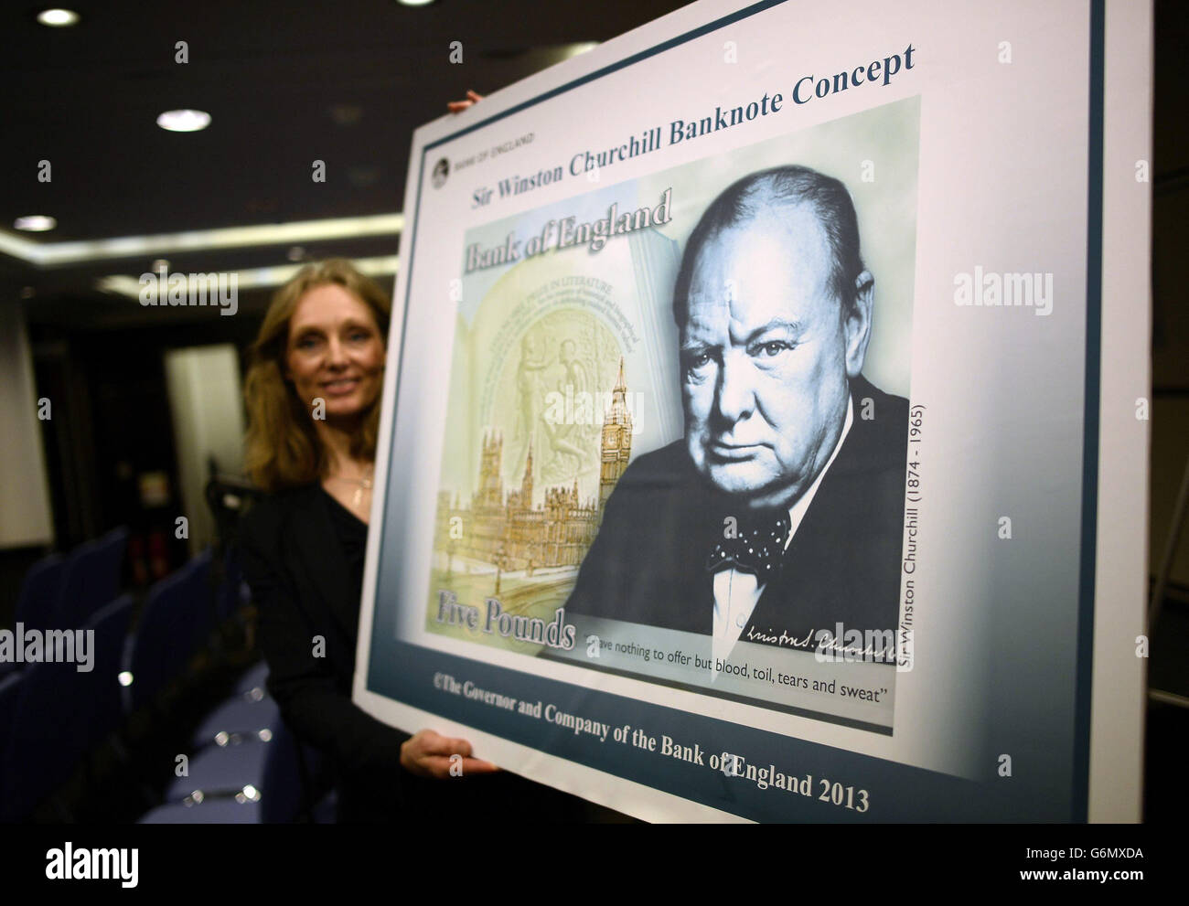 Victoria Cleland, Head of Notes Division der Bank of England, zeigt nach einer Pressekonferenz in der Bank of England in London das Design der neuen Polymer-Banknote. Stockfoto