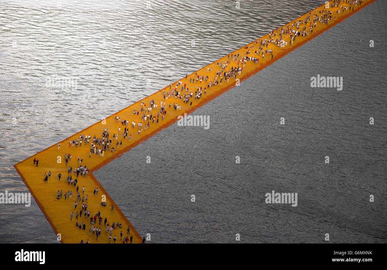 Christo und Jeanne-Claude Wather Projekte, die schwimmende Anlegestellen, Iseo See, Brescia, Italien Stockfoto