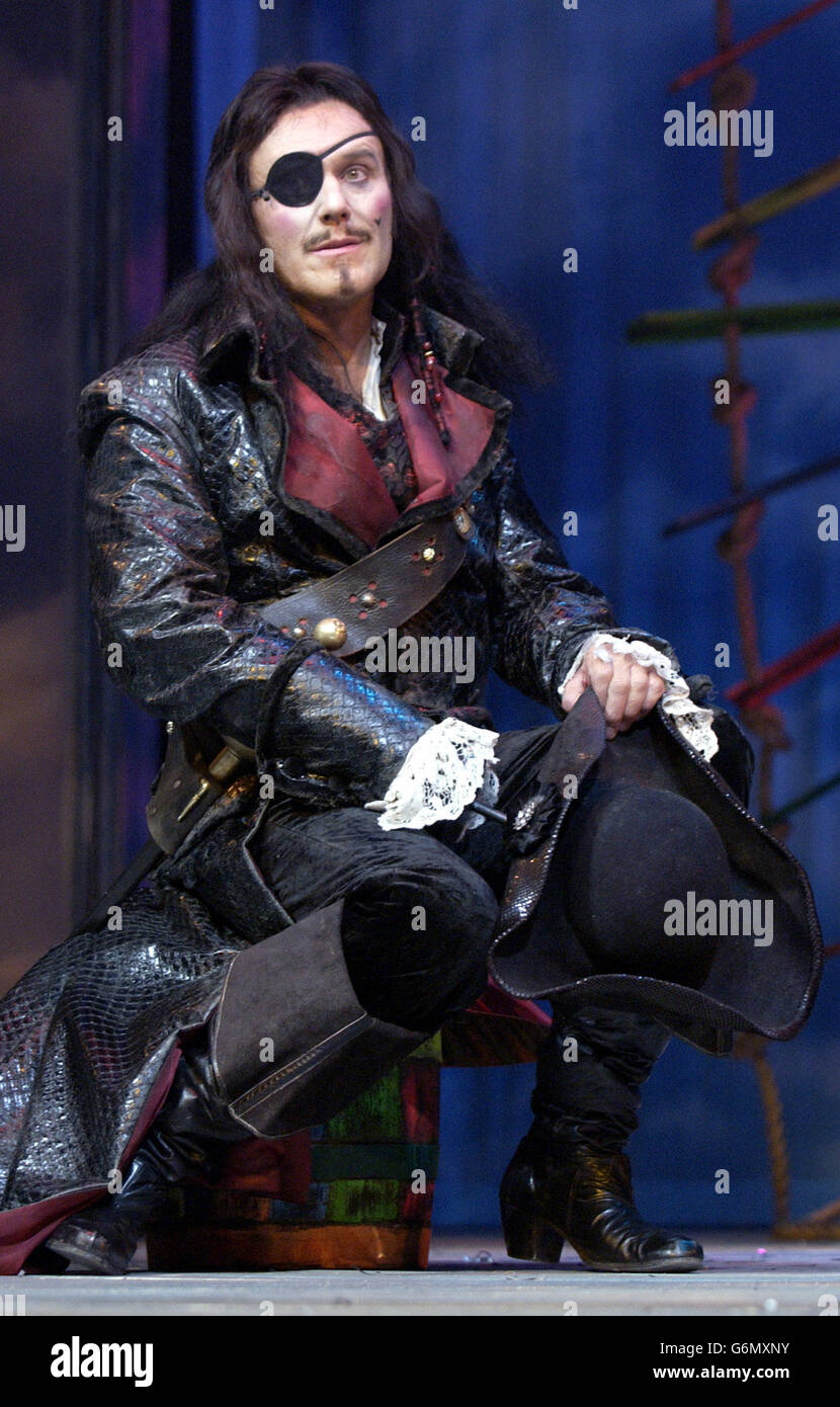 Anthony Head während eines Fotoalles für Peter Pan im Savoy Theatre im Zentrum von London. Anthony Head wird als Captain Hook in dem Stück von J.M Barrie spielen, das für die Weihnachtszeit läuft, die am Sonntag, dem 4. Januar endet. Stockfoto