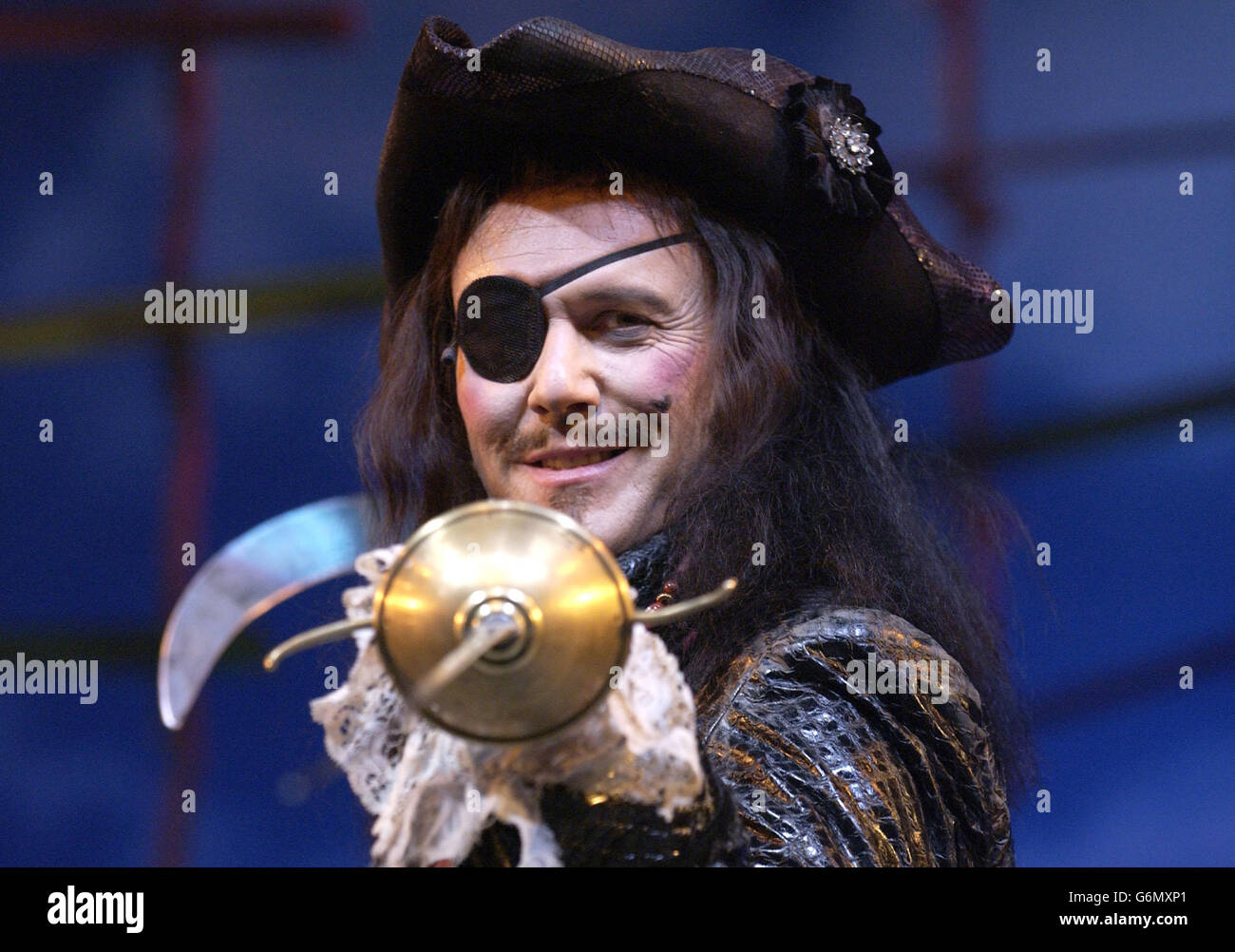Anthony Head während eines Fotoalles für Peter Pan im Savoy Theatre im Zentrum von London. Anthony Head wird als Captain Hook in dem Stück von J.M Barrie spielen, das für die Weihnachtszeit läuft, die am Sonntag, dem 4. Januar endet. Stockfoto
