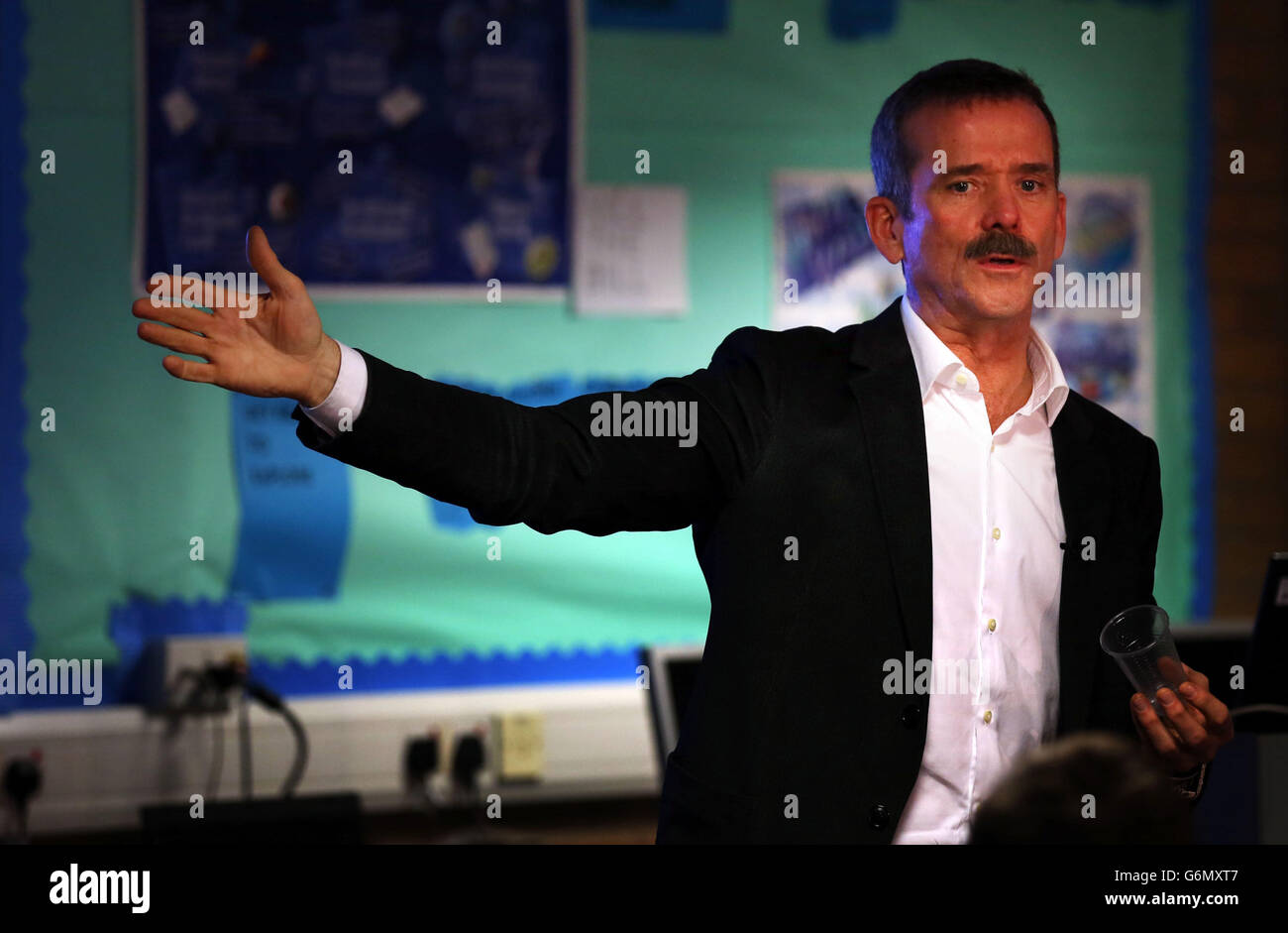 Astronaut Commander Chris Hadfield spricht über seine Erfahrungen auf der Internationalen Raumstation an der Liberton High School, Edinburgh. Stockfoto