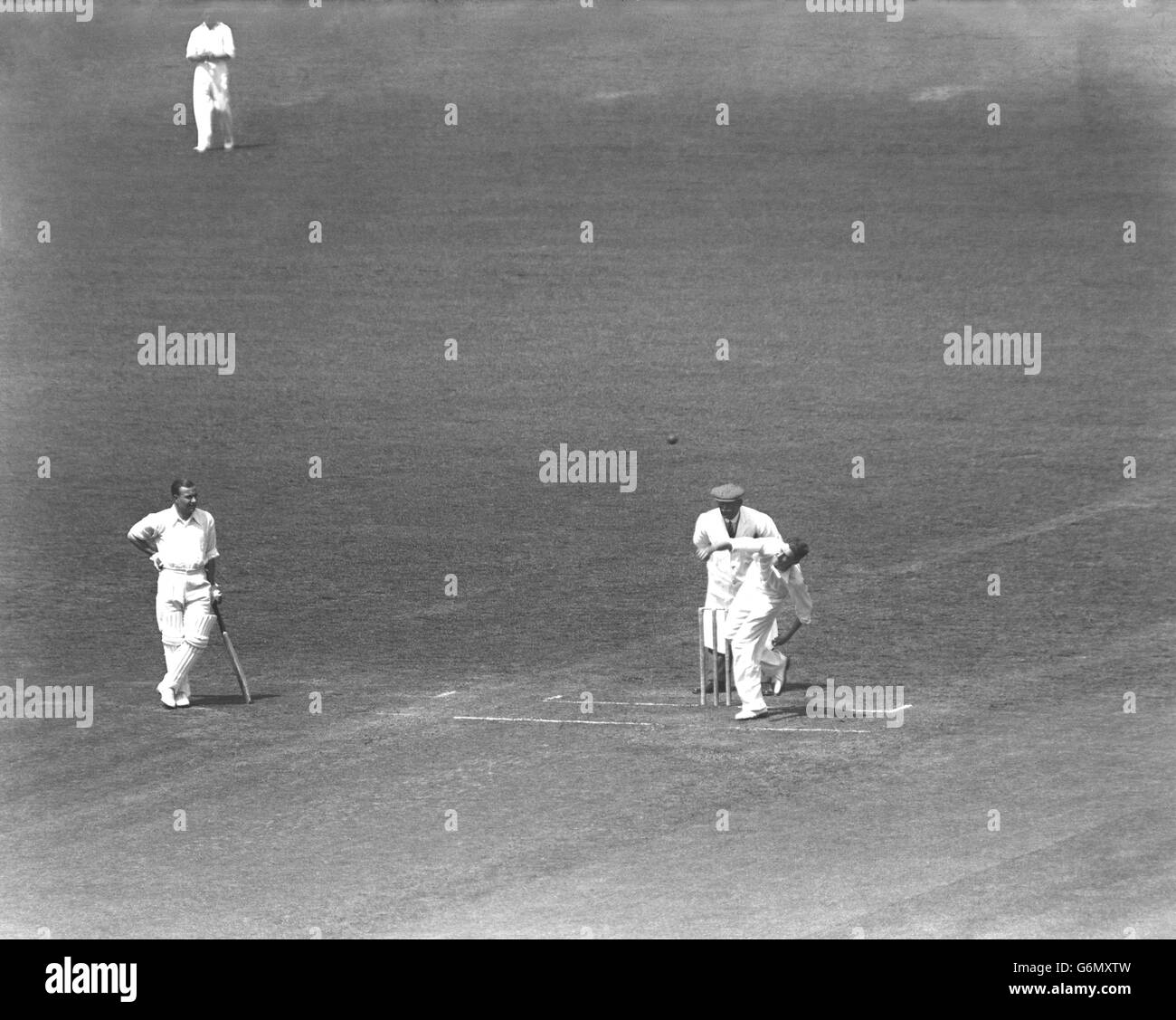 Cricket - Surrey / Oxford University - Kennington Oval, London. Sussex-Bowler Alan Melville in Aktion gegen die Universität Oxford in Kennington Oval in London. Stockfoto