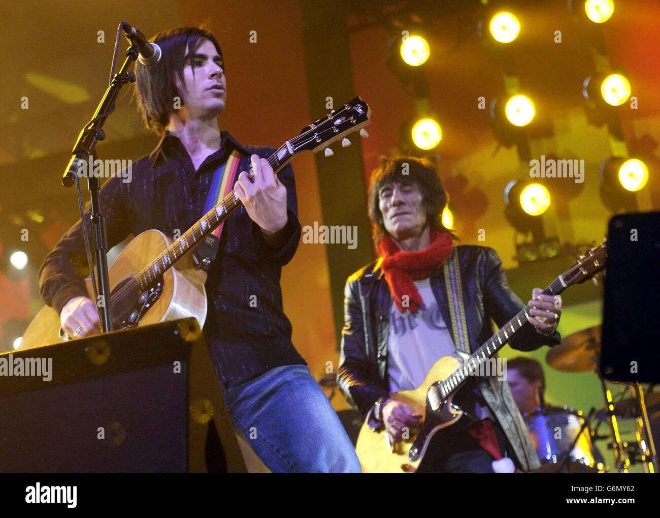 Kelly Jones von den Stereophonics tritt live im Konzert mit Ronnie Wood von den Rolling Stones als Special Guest im Earls Court in London auf. Die UK Tour der walisischen Band endet am Samstag, den 20. Dezember 2003. Stockfoto