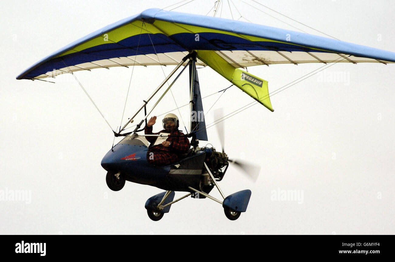 Colin Mackinnon geht mit einer microlite in die Lüfte zum 100. Jahrestag des ersten motorisierten Fluges der Gebrüder Wright am Flughafen Cumbernauld. In ihrem revolutionären motorisierten "Flyer" eroberten die Brüder als erste am 17. Dezember 1903 die Luft und flogen über eine abgelegene Sandinsel an der Atlantikküste von North Carolina, USA. Stockfoto