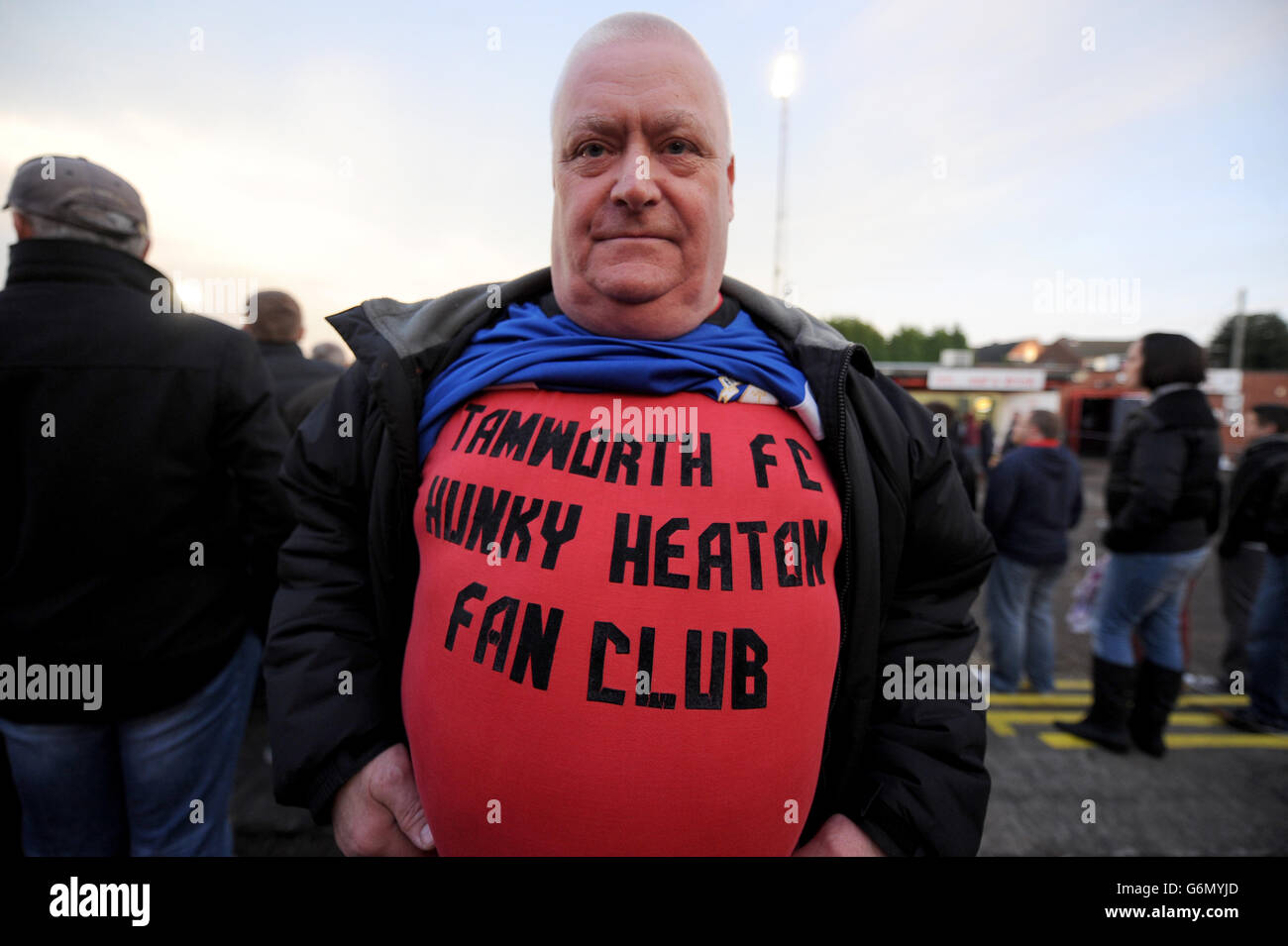 Fußball - FA Cup - zweite Runde - Tamworth gegen Bristol City - The Lamb Ground. Ein Tamworth-Fan zeigt seine Unterstützung auf den Tribünen Stockfoto