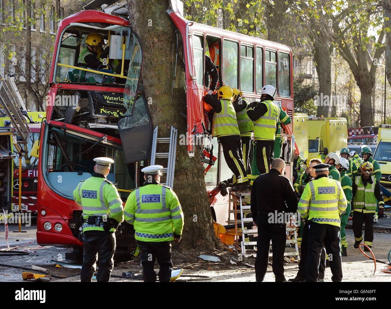 Polizei, Krankenwagen und Feuerwehrleute sind am Schauplatz eines Busunfalls in Kennington Road, Süd-London, bei dem eine Reihe von Menschen verletzt wurden. Stockfoto