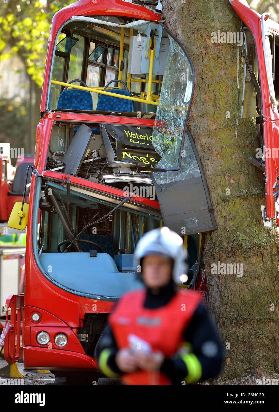 Polizei, Krankenwagen und Feuerwehrleute sind am Schauplatz eines Busunfalls in Kennington Road, Süd-London, bei dem eine Reihe von Menschen verletzt wurden. Stockfoto