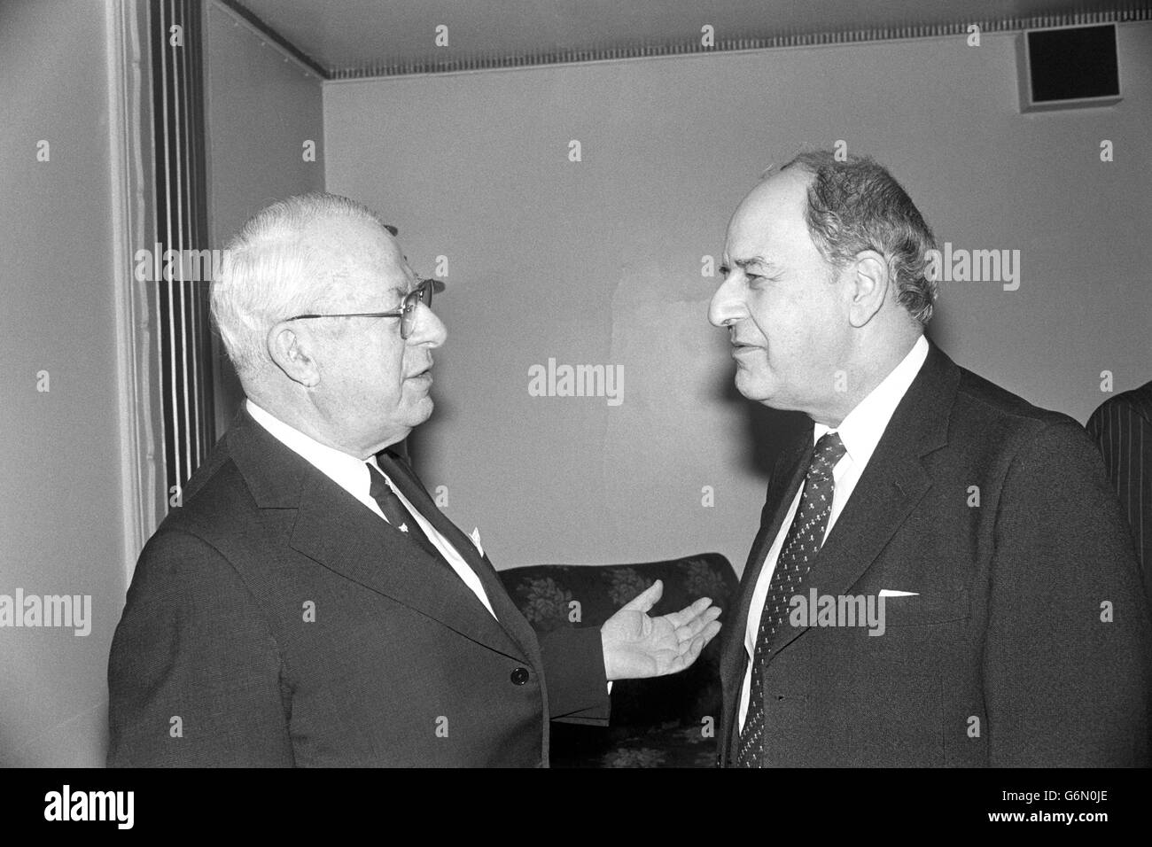 Ian MacGregor, der Vorsitzende des nationalen Kohleausschusses (links), spricht mit dem ehemaligen Vorsitzenden Lord Ezra bei einem Mittagessen der Coal Industry Society in London. Stockfoto