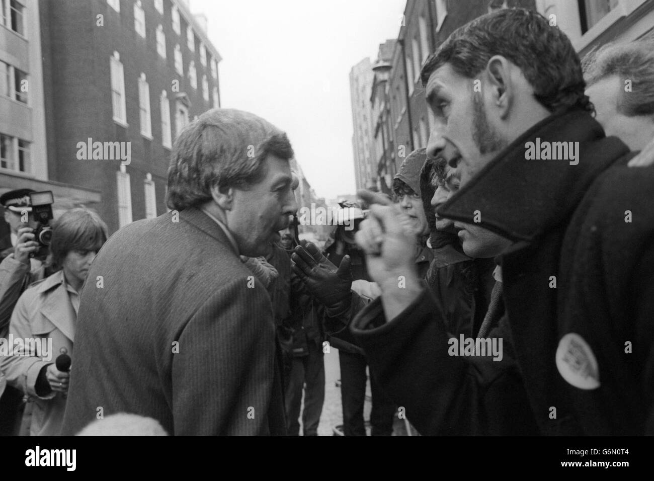 Jack Taylor, Präsident des Yorkshire-Gebiets der National Union of Mineworkers (links), hört sich die Ansichten einer Schar von Bergleuten vor dem TUC-Hauptquartier in London an, wo eine nationale Delegiertenkonferenz der NUM versuchte, zu entscheiden, ob der Boxenstreik eingestellt werden sollte. Stockfoto