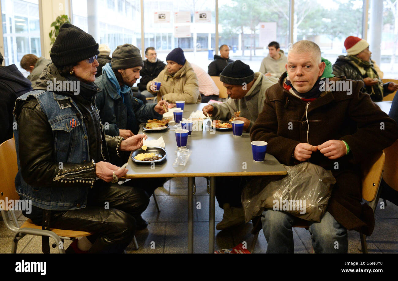 Obdachlose „Gäste“, die im Weihnachtszentrum in London in der Krise sind, frühstücken während sie während der Weihnachtszeit ankommen, während andere Obdachlosenheime während der Ferienwoche schließen. Stockfoto