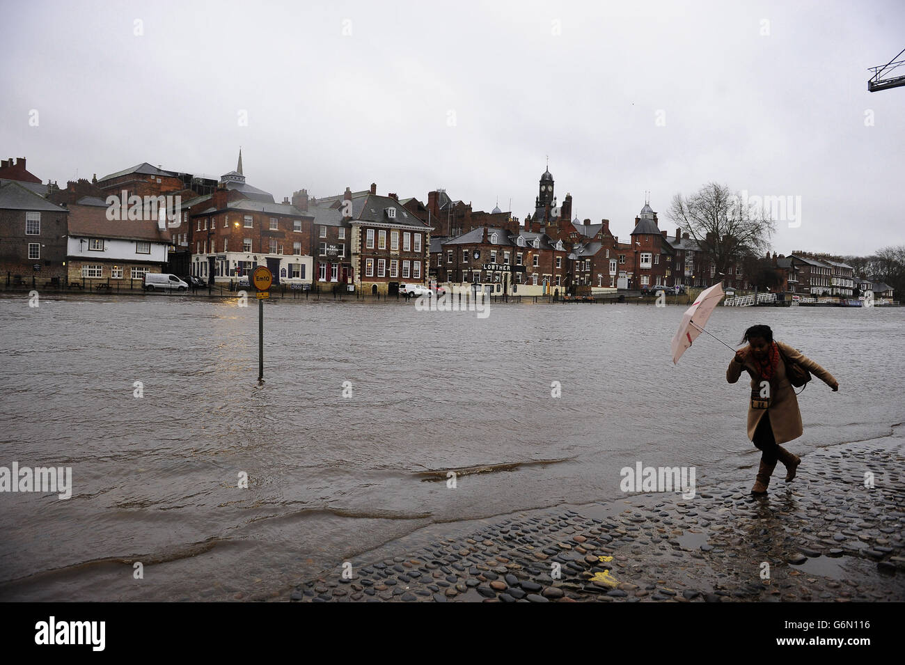 Steigende Wasserstände aus dem Fluss Ouse bringen Hochwasser in die Straßen am Flussufer im Zentrum von York City, da starker Regen und Stürme über viele Teile des Vereinigten Königreichs ziehen. Stockfoto