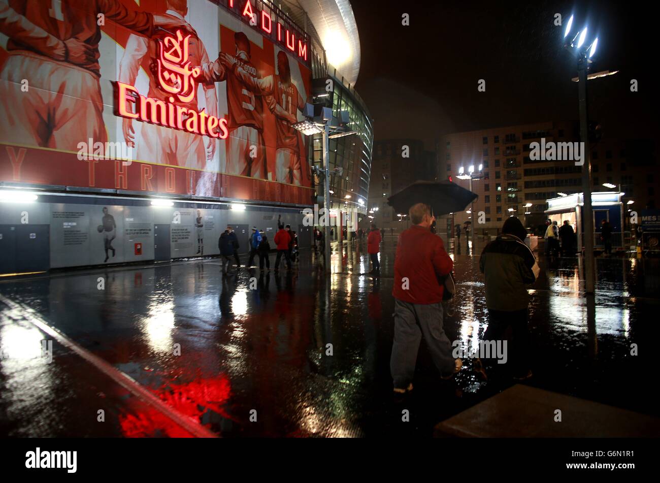 Fußball - Barclays Premier League - Arsenal gegen Chelsea - Emirates Stadium. Um das Emirates Stadium herum regnet es heftig, wenn sich Fans auf den Weg zum Spiel machen Stockfoto