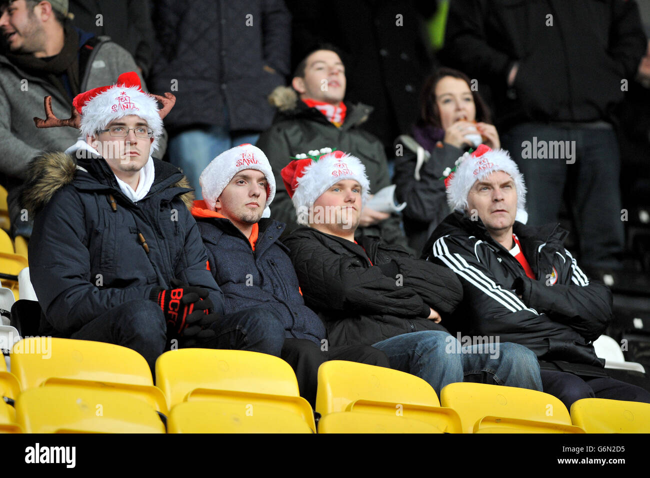 Fußball - Sky Bet League One - Notts County / Bristol City - Meadow Lane. Fans von Bristol City kommen in den festlichen Geist, während sie ihr Team von den Tribünen anfeuern Stockfoto