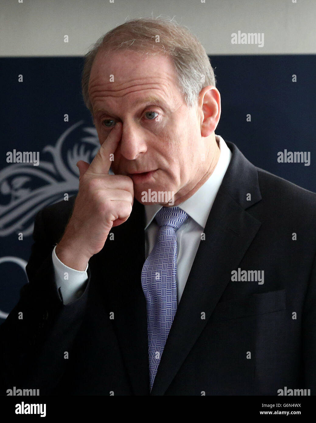 Der ehemalige US-Diplomat Richard Haass sprach bei seiner Rückkehr nach Belfast vor den Medien im Stormont Hotel, Belfast, um die Gespräche zur Lösung einiger der umstrittensten Probleme Nordirlands wieder aufzunehmen. Stockfoto