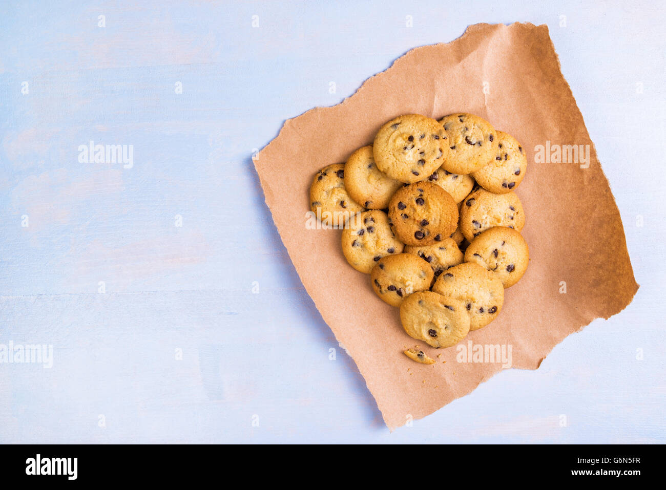 Leckere hausgemachte amerikanische Schokoladenkekse auf rustikalen Holztisch, Ansicht von oben Stockfoto