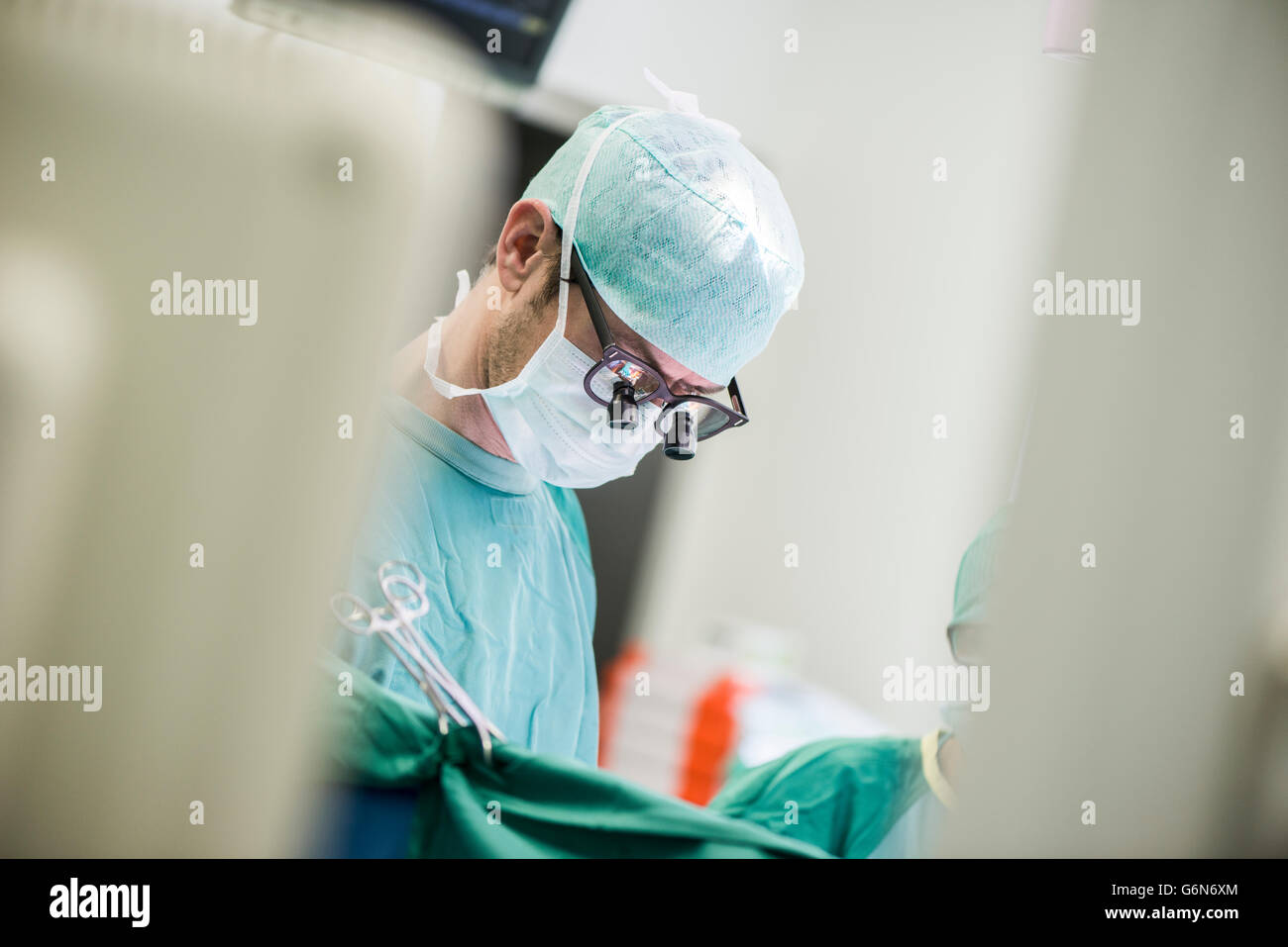 Chirurg im OP-Saal Stockfoto