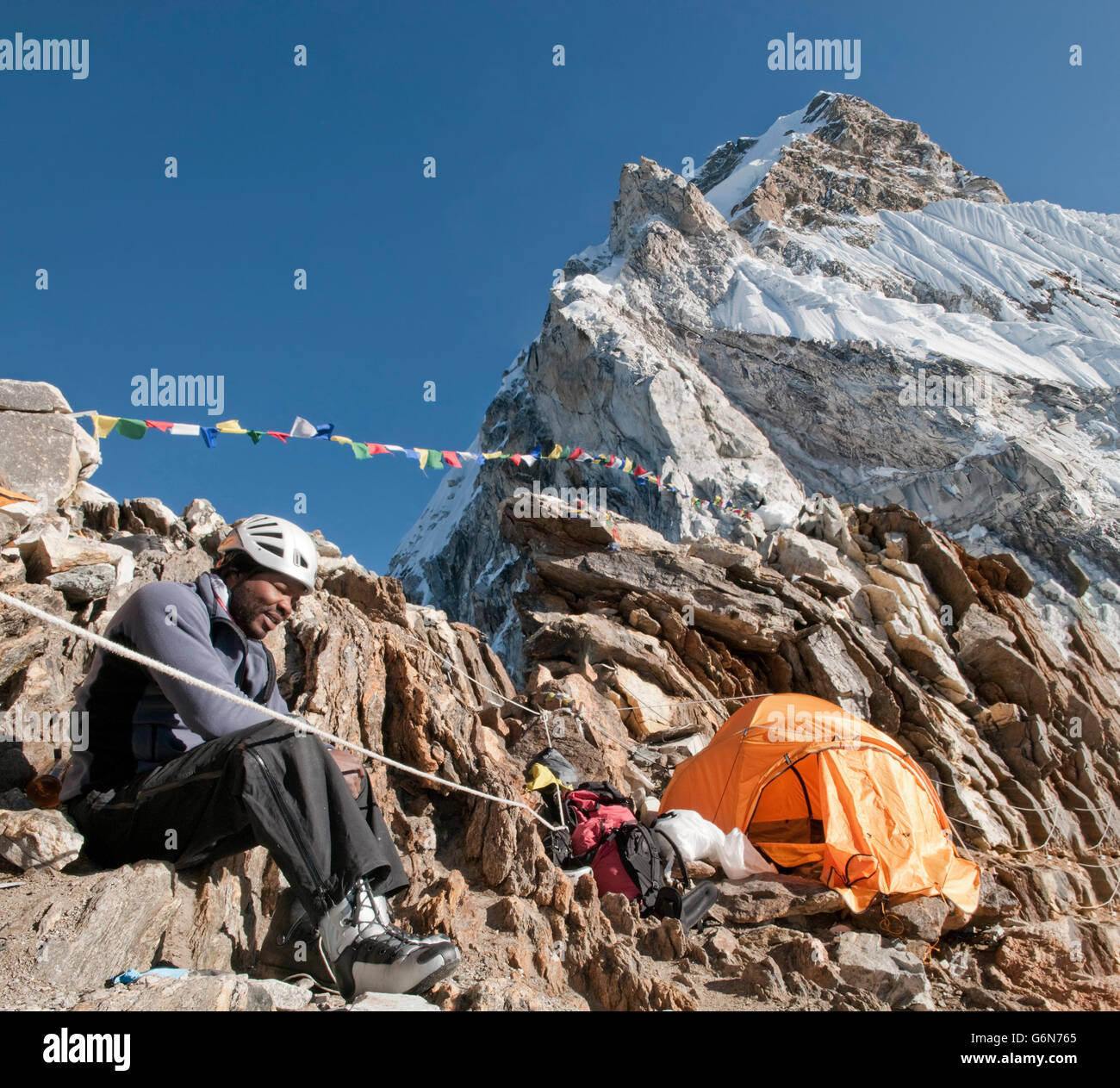 Nepal, Himalaya, Solo Khumbu, Everest Region Ama Dablam, Bergsteiger ruht im Zelt Stockfoto
