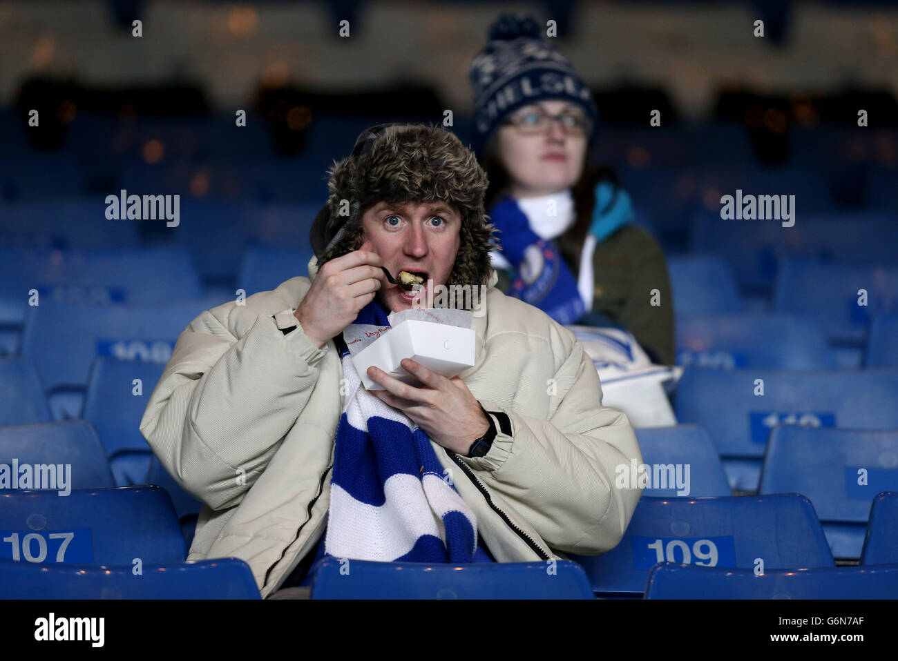 Fußball - UEFA Champions League - Gruppe E - Chelsea gegen Steaua Bucharest - Stamford Bridge. Ein Chelsea-Fan genießt einen Snack vor dem Spiel auf den Tribünen Stockfoto