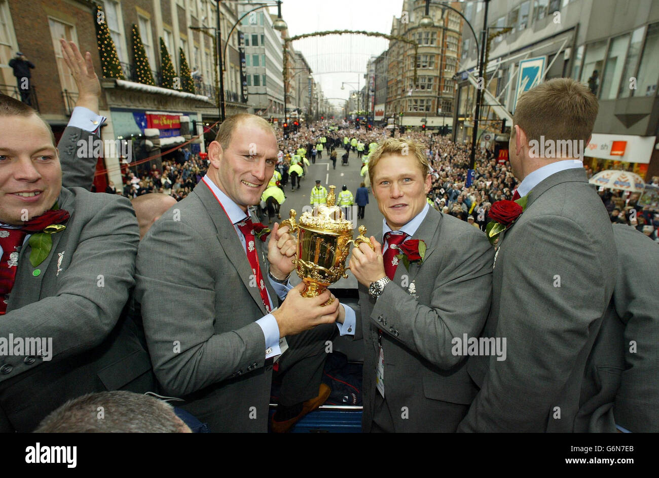 England Spieler Lawrence Dallaglio und Josh Lewsey während der England Rugby World Cup Team Siegesparade, im Zentrum von London. Die beiden offenen Busse kamen vor der Nationalgalerie an und wurden von Tausenden von Fans begeistert begrüßt.der Platz war ein Meer von roten und weißen Fahnen, als die Helden der Nation den Fans winkten. Stockfoto